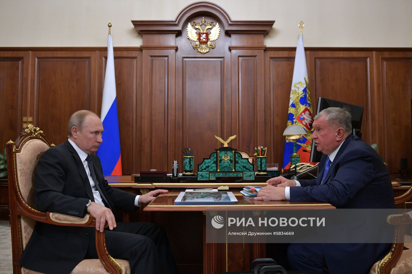 Президент РФ В. Путин провел рабочую встречу с главой компании «Роснефть» И. Сечиным