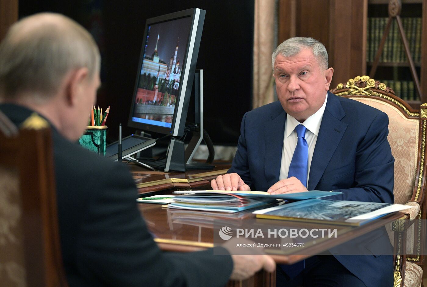 Президент РФ В. Путин провел рабочую встречу с главой компании «Роснефть» И. Сечиным
