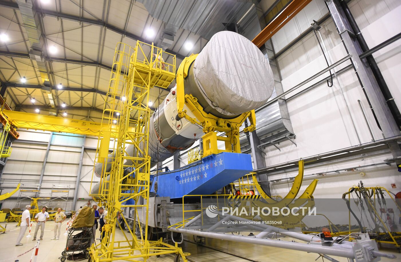 Выкатка РН "Союз-СТ" на стартовый стол на космодроме Куру 