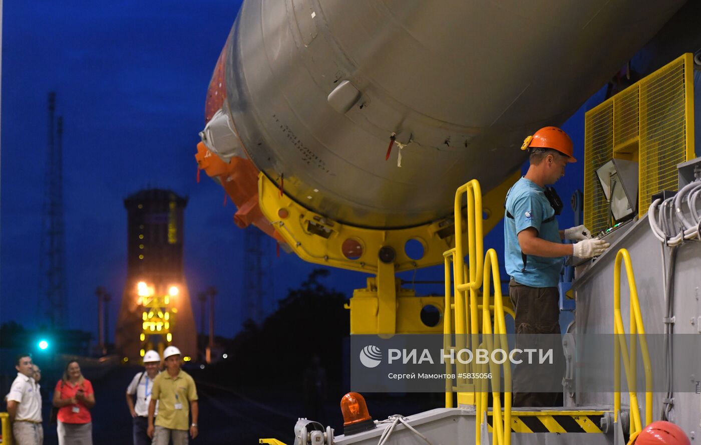 Выкатка РН "Союз-СТ" на стартовый стол на космодроме Куру 