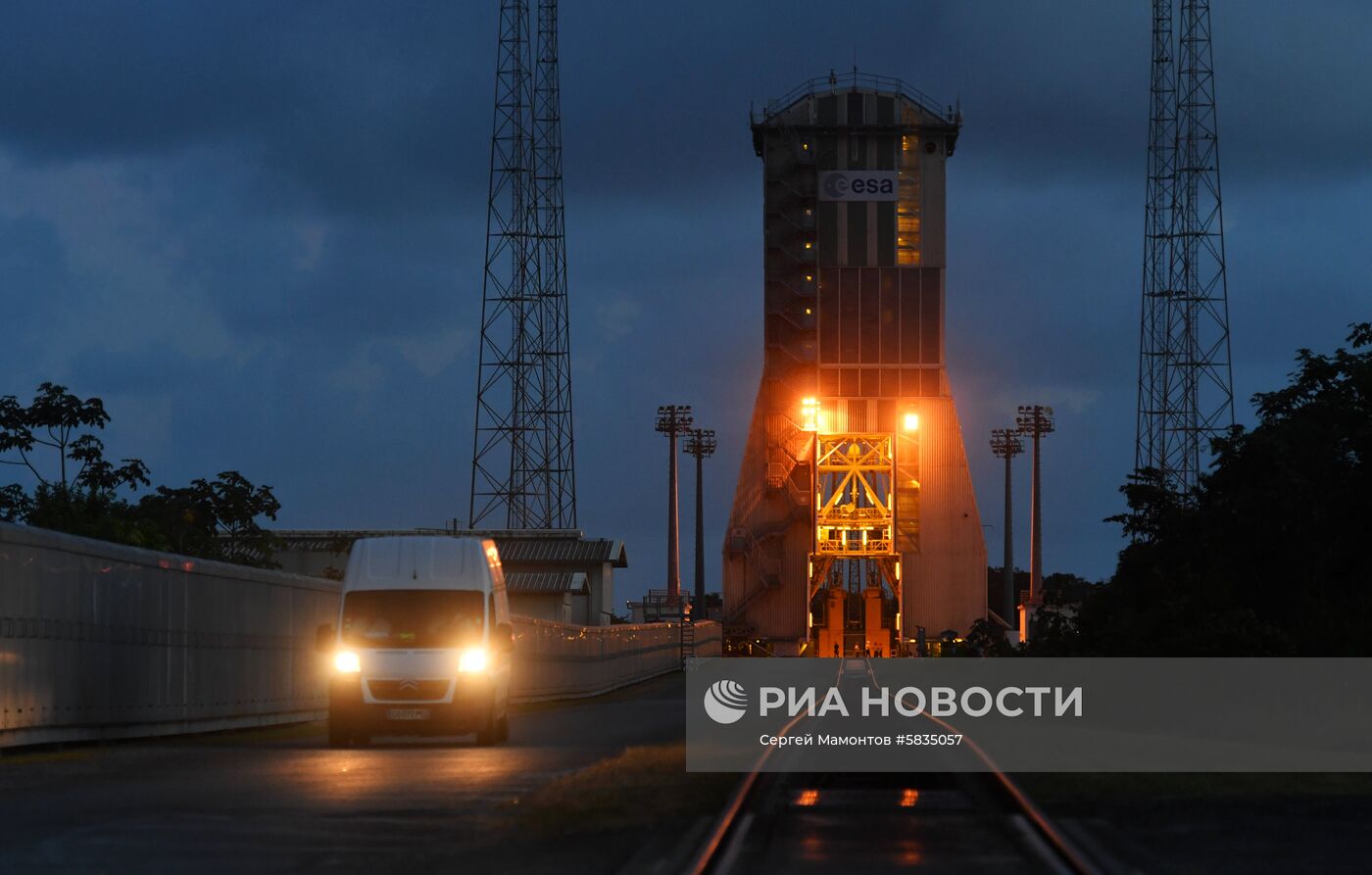 Выкатка РН "Союз-СТ" на стартовый стол на космодроме Куру 