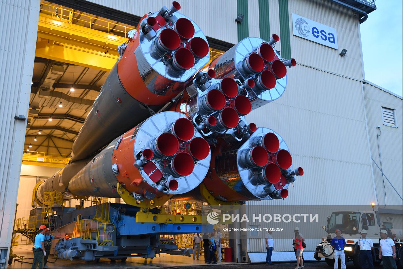 Выкатка РН "Союз-СТ" на стартовый стол на космодроме Куру