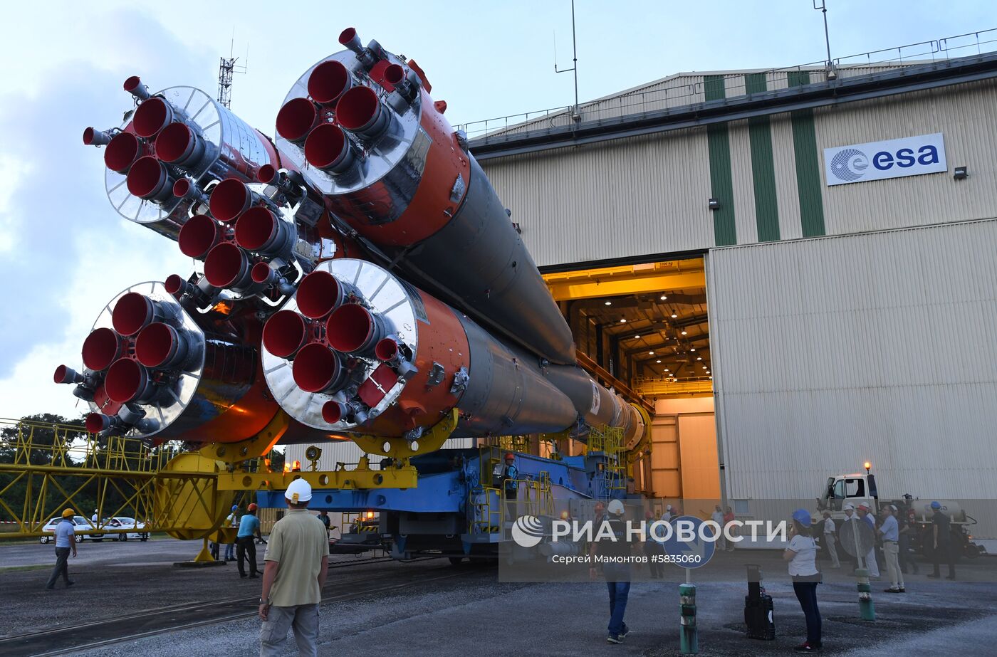 Выкатка РН "Союз-СТ" на стартовый стол на космодроме Куру 