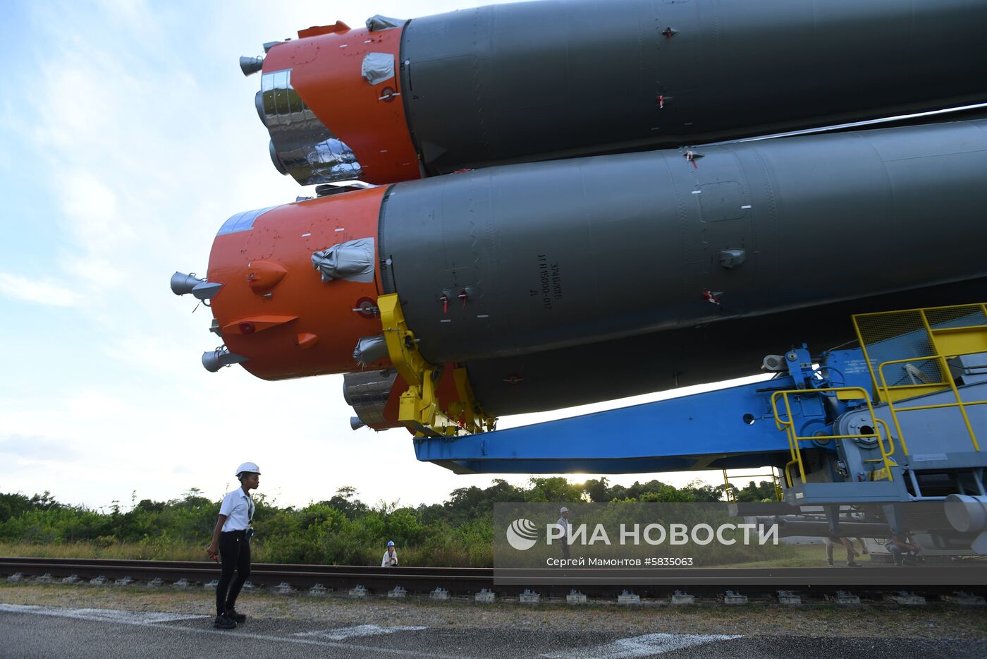 Выкатка РН "Союз-СТ" на стартовый стол на космодроме Куру 