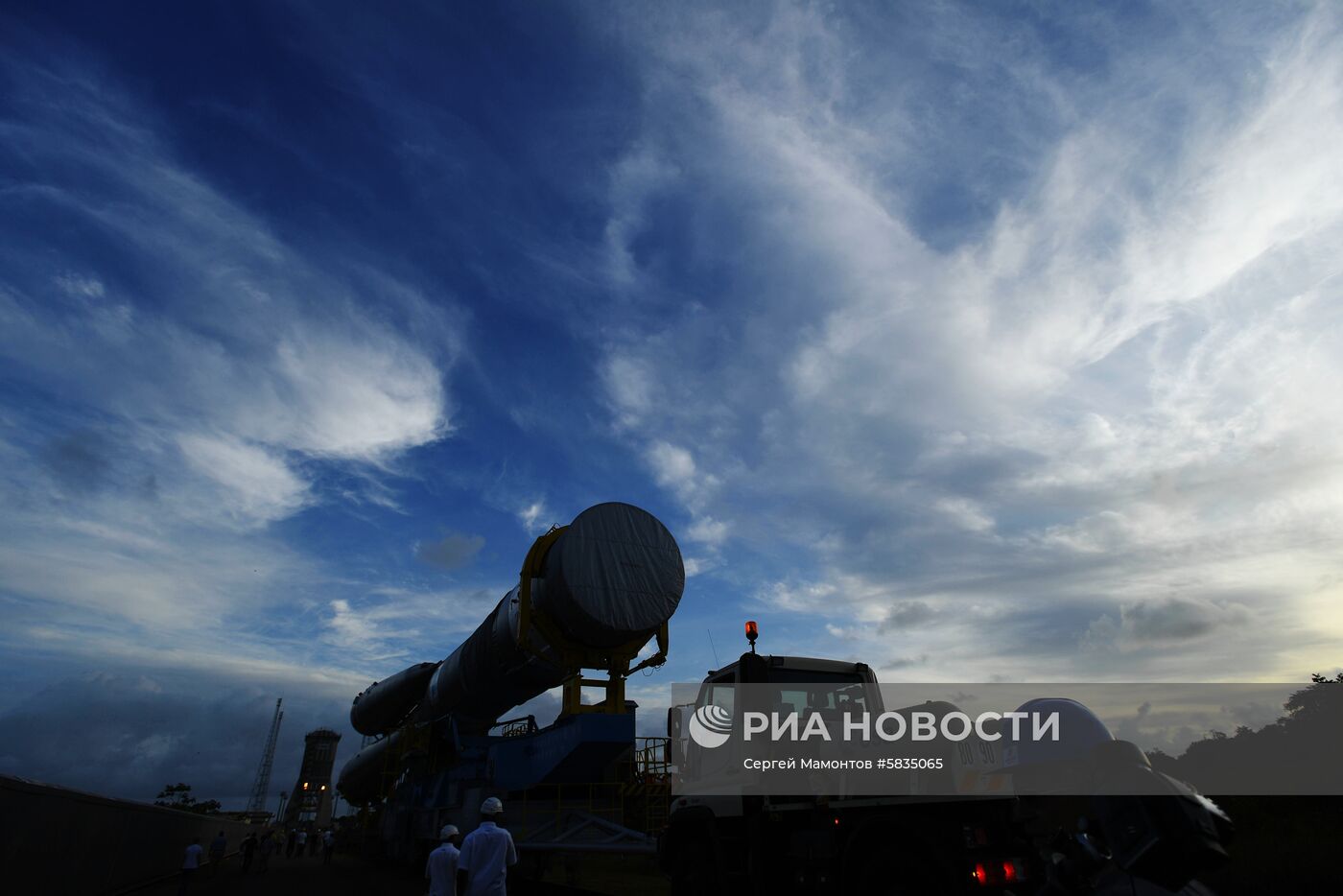 Выкатка РН "Союз-СТ" на стартовый стол на космодроме Куру 