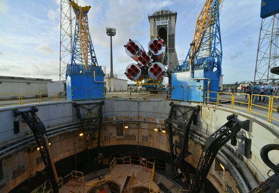 Выкатка РН "Союз-СТ" на стартовый стол на космодроме Куру 