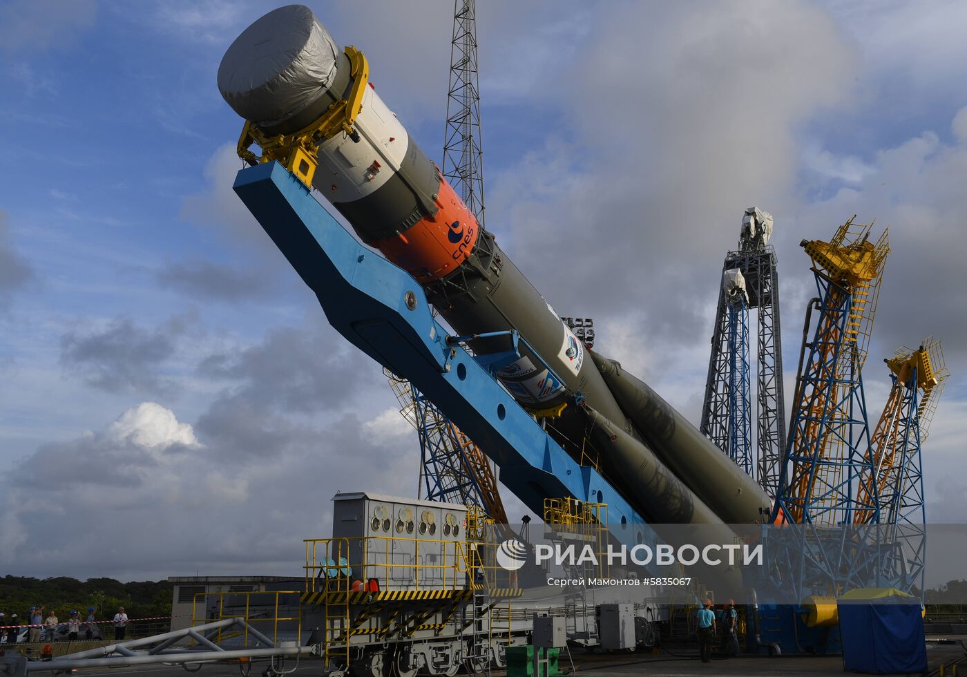 Выкатка РН "Союз-СТ" на стартовый стол на космодроме Куру 
