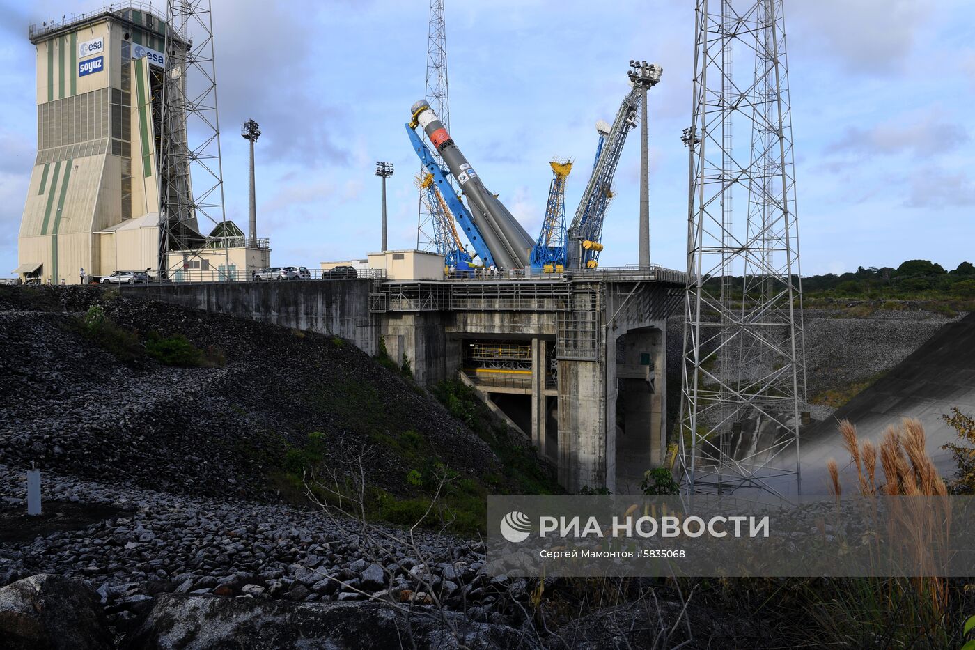 Выкатка РН "Союз-СТ" на стартовый стол на космодроме Куру 