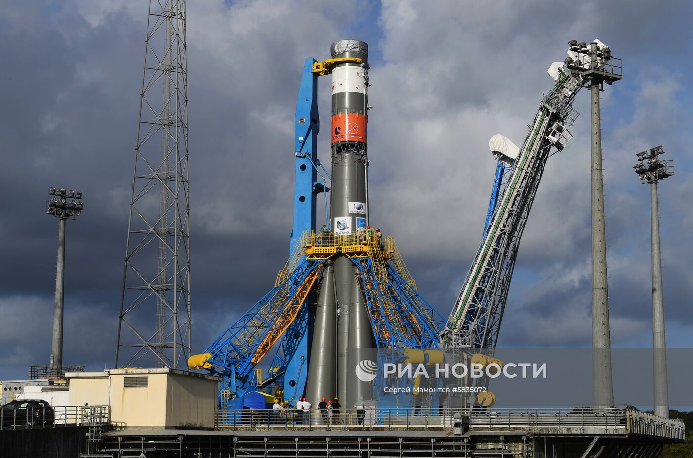 Выкатка РН "Союз-СТ" на стартовый стол на космодроме Куру