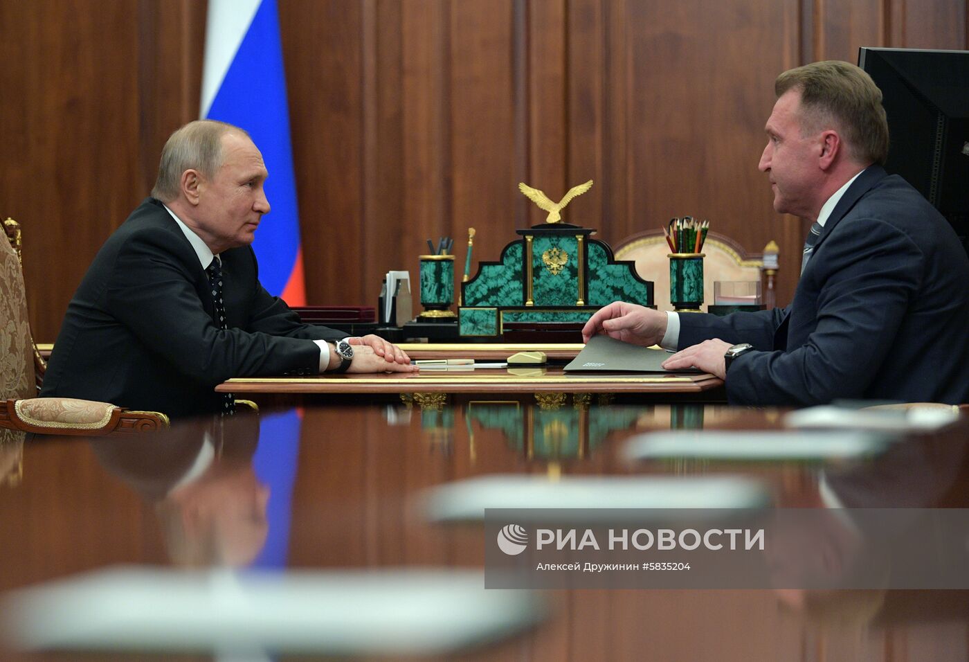 Президент РФ В. Путин провел рабочую встречу с главой ВЭБ И. Шуваловым