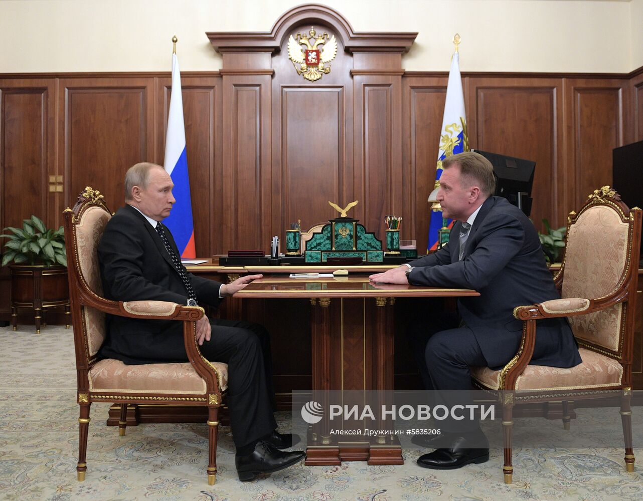 Президент РФ В. Путин провел рабочую встречу с главой ВЭБ И. Шуваловым