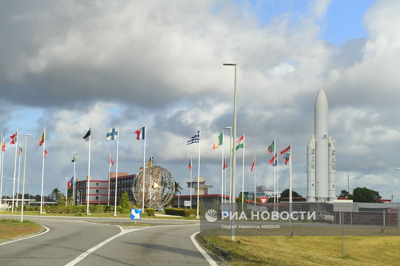 Выкатка РН "Союз-СТ" на стартовый стол на космодроме Куру