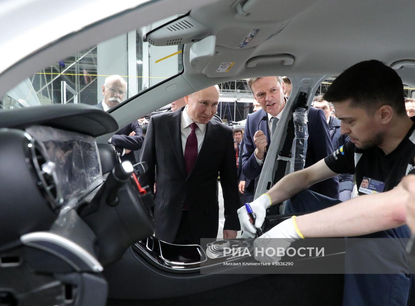 Президент РФ В. Путин принял участие в церемонии открытия завода по сборке автомобилей "Мерседес-Бенц" в Московской области