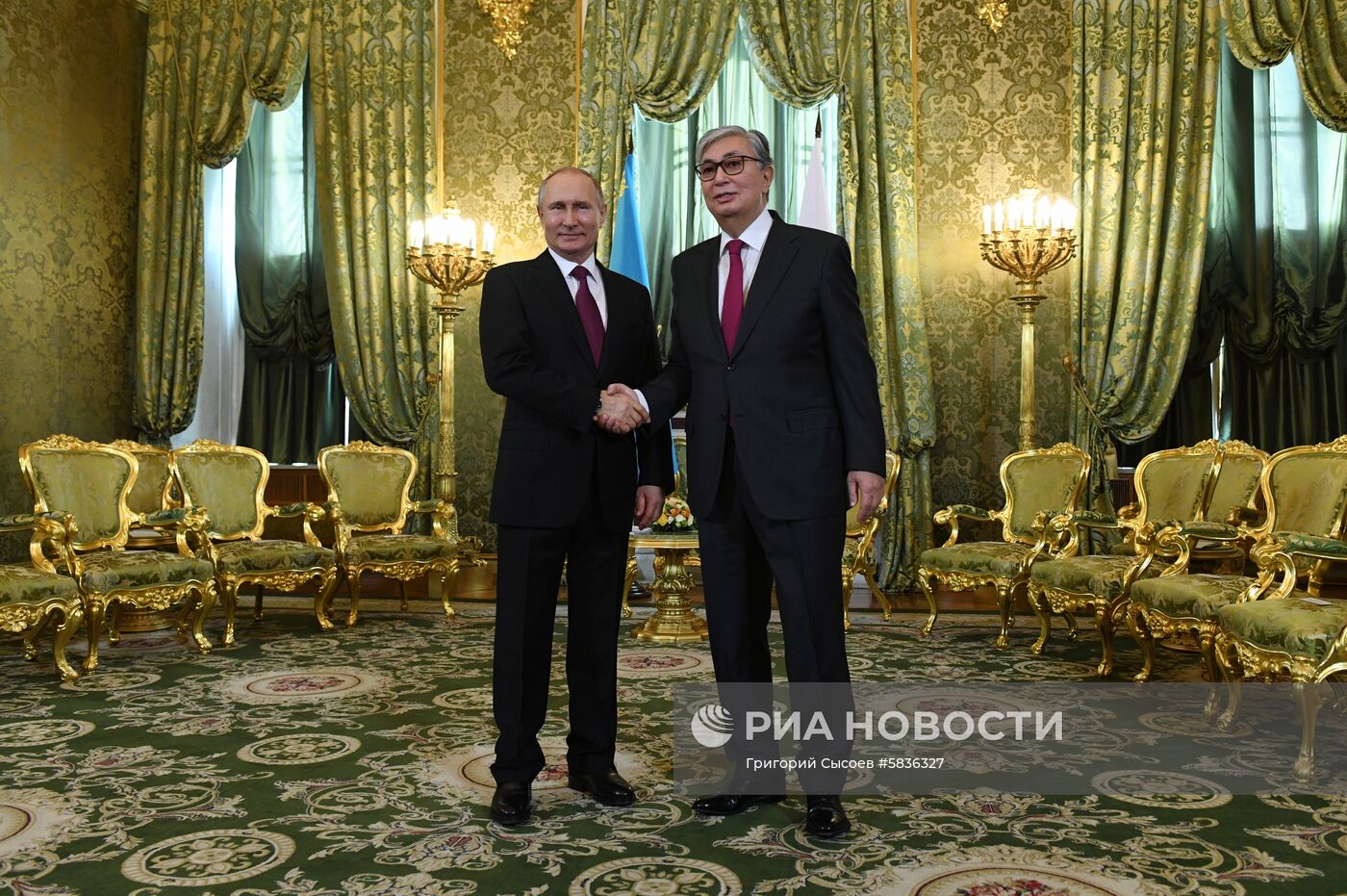 Президент РФ В. Путин встретился с президентом Казахстана К.-Ж. Токаевым