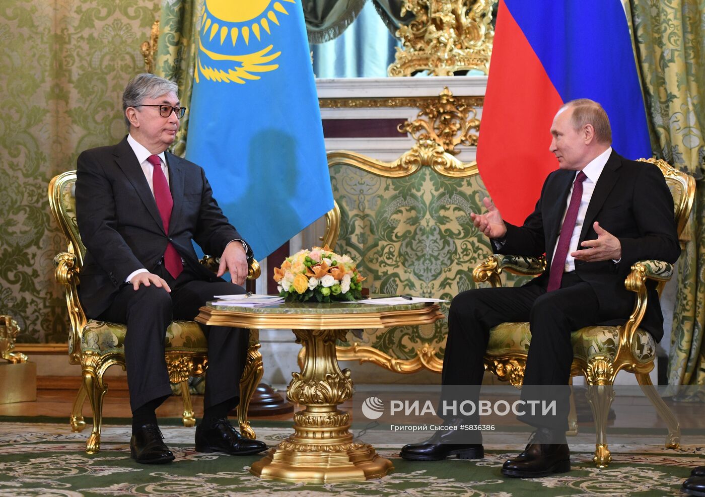 Президент РФ В. Путин встретился с президентом Казахстана К.-Ж. Токаевым