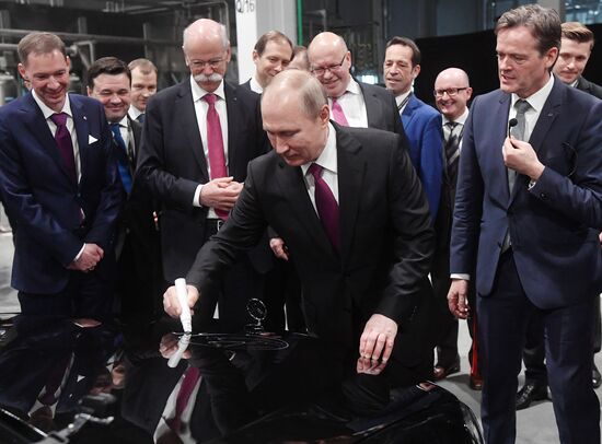 Президент РФ В. Путин принял участие в церемонии открытия завода по сборке автомобилей "Мерседес-Бенц" в Московской области