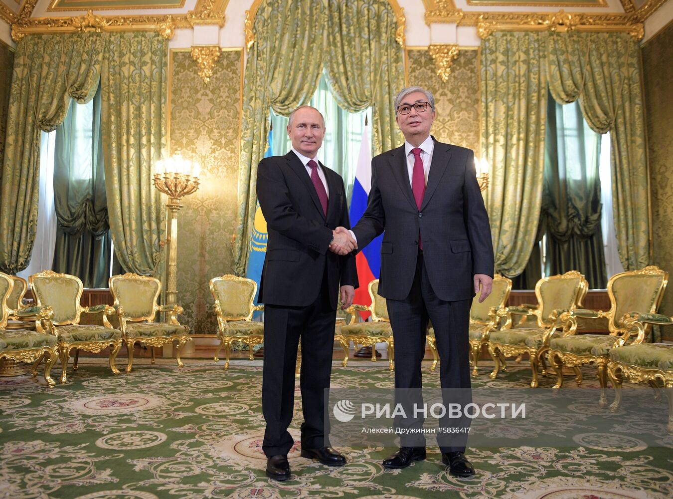 Президент РФ В. Путин встретился с президентом Казахстана К.-Ж. Токаевым