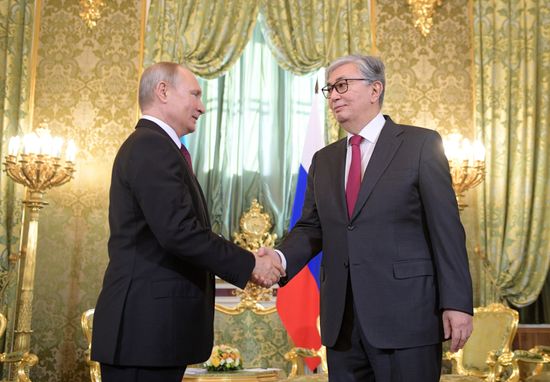 Президент РФ В. Путин встретился с президентом Казахстана К.-Ж. Токаевым