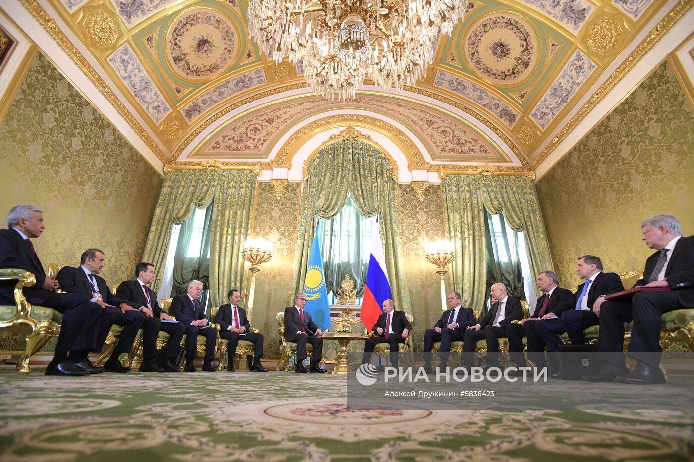 Президент РФ В. Путин встретился с президентом Казахстана К.-Ж. Токаевым