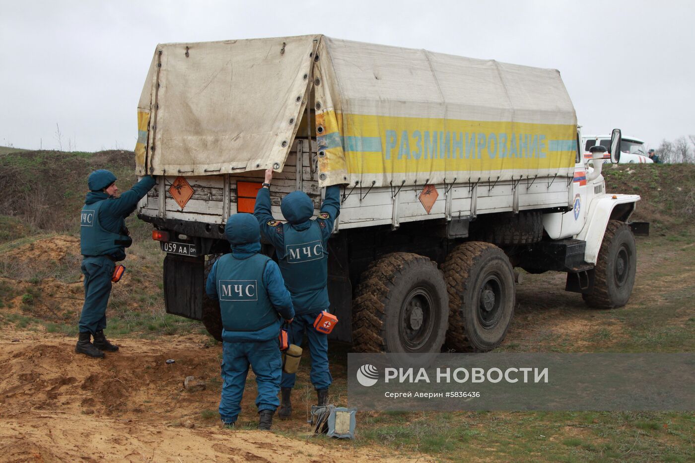 Работы по разминированию поселка Зеркальное в Донецкой области