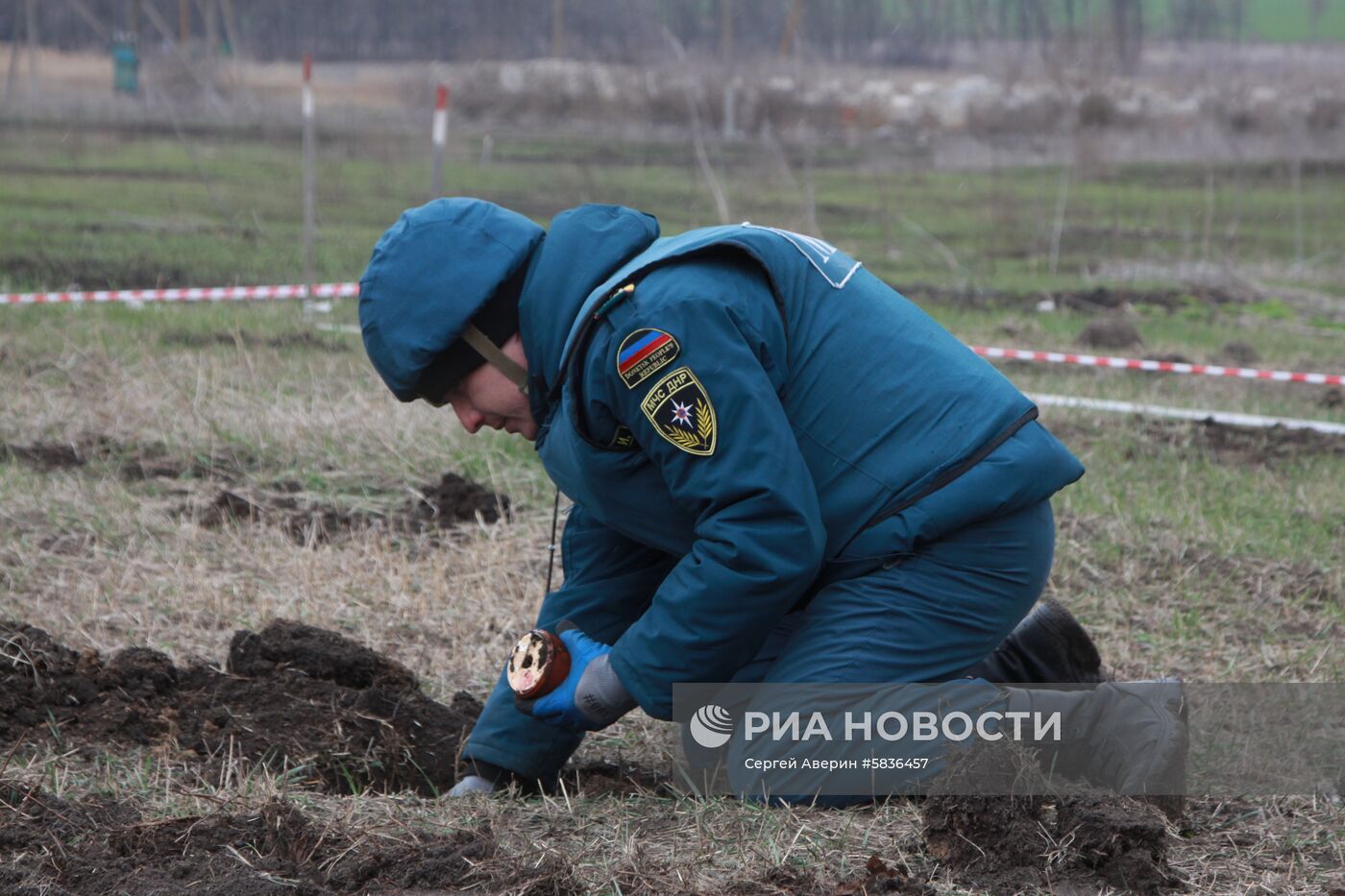 Работы по разминированию поселка Зеркальное в Донецкой области