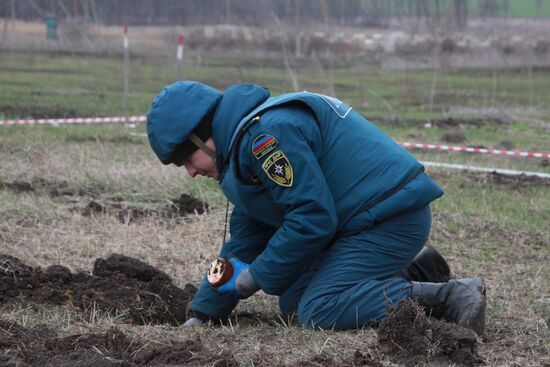 Работы по разминированию поселка Зеркальное в Донецкой области