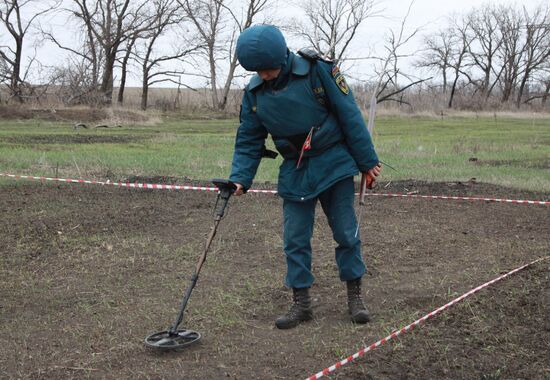 Работы по разминированию поселка Зеркальное в Донецкой области