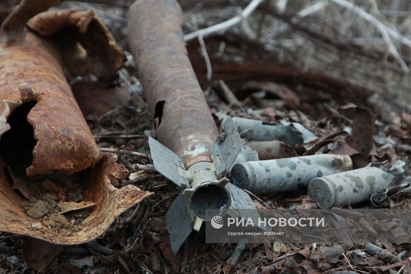 Работы по разминированию поселка Зеркальное в Донецкой области