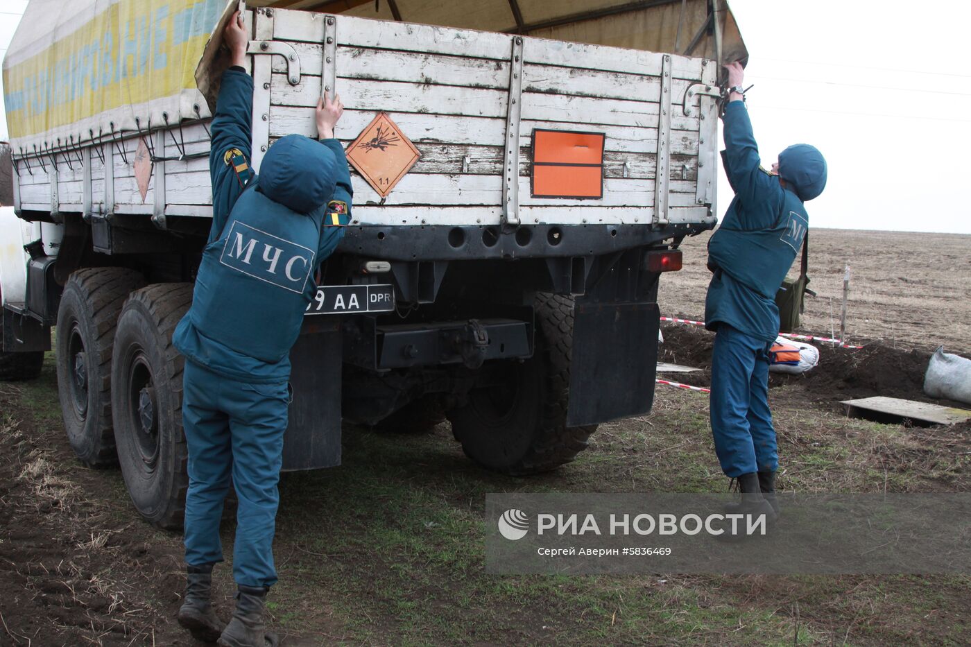 Работы по разминированию поселка Зеркальное в Донецкой области