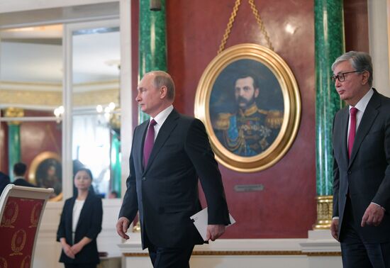Президент РФ В. Путин встретился с президентом Казахстана К.-Ж. Токаевым