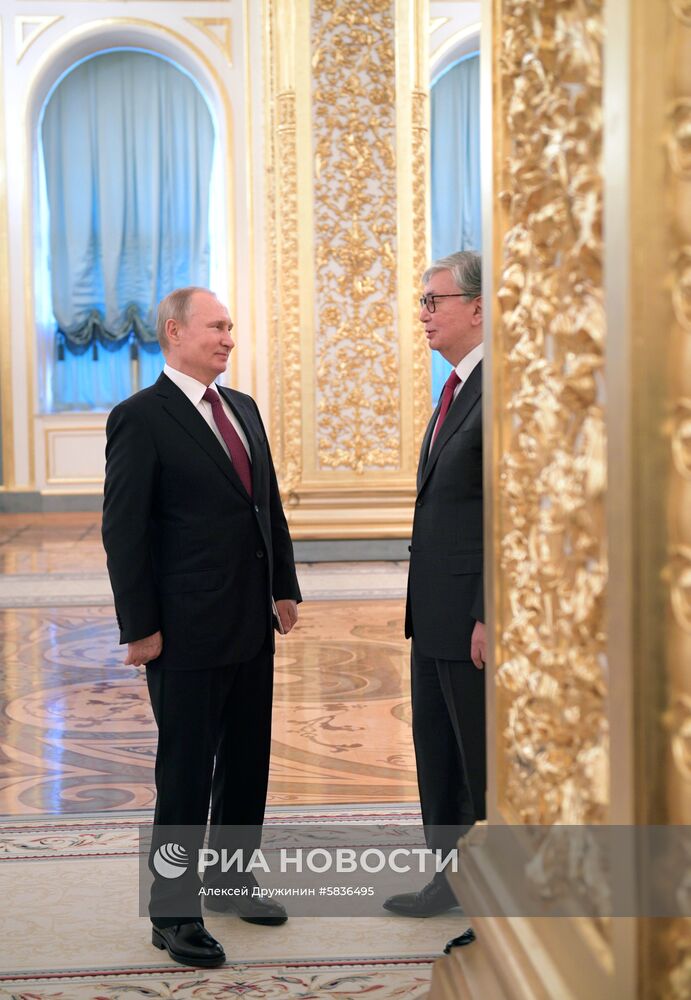 Президент РФ В. Путин встретился с президентом Казахстана К.-Ж. Токаевым