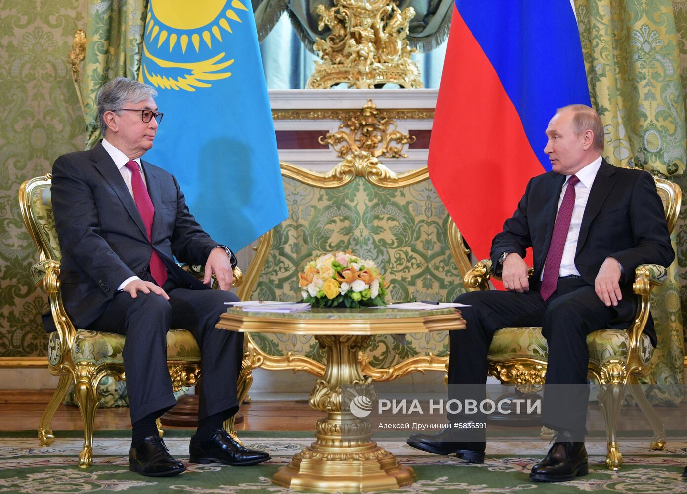 Президент РФ В. Путин встретился с президентом Казахстана К.-Ж. Токаевым