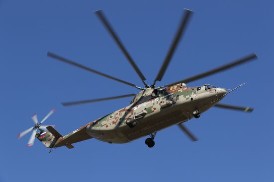 Презентация тяжелого военно-транспортного вертолета Ми-26Т2В в Подмосковье