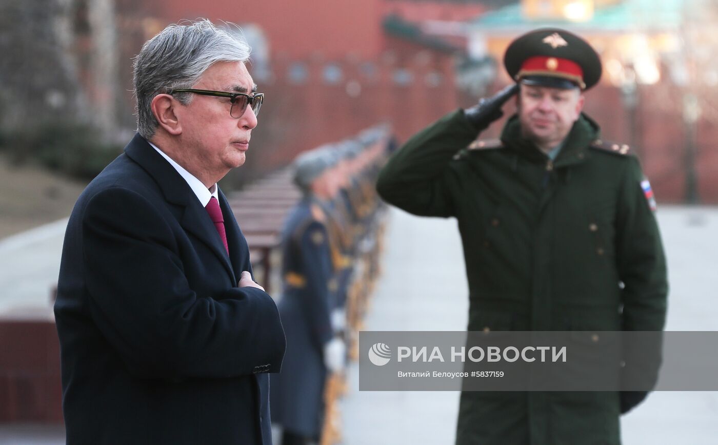 Возложение цветов к могиле Неизвестного Солдата президентами Анголы и Казахстана 