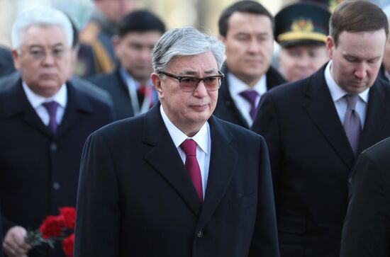 Возложение цветов к могиле Неизвестного Солдата президентами Анголы и Казахстана 