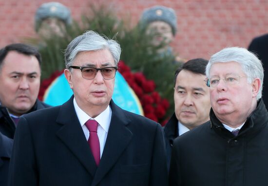 Возложение цветов к могиле Неизвестного Солдата президентами Анголы и Казахстана 