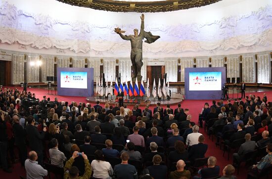 Президент РФ В. Путин принял участие в торжественном открытии всероссийской акции "Вахта памяти"