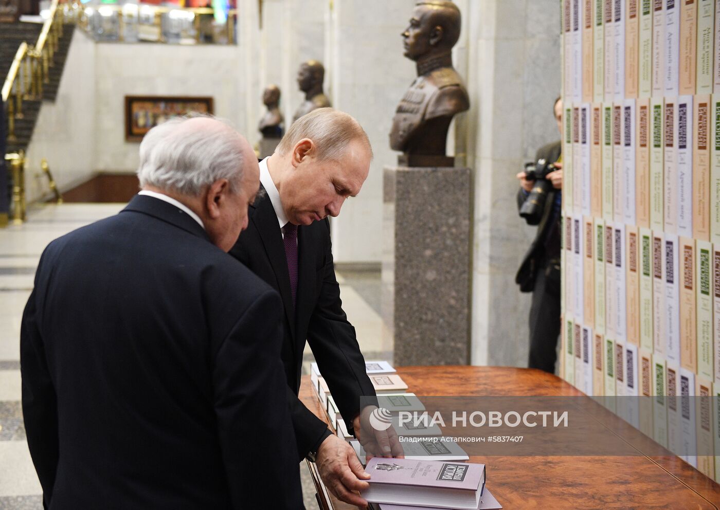 Президент РФ В. Путин принял участие в торжественном открытии всероссийской акции "Вахта памяти"