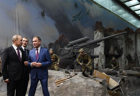 Президент РФ В. Путин принял участие в торжественном открытии всероссийской акции "Вахта памяти"