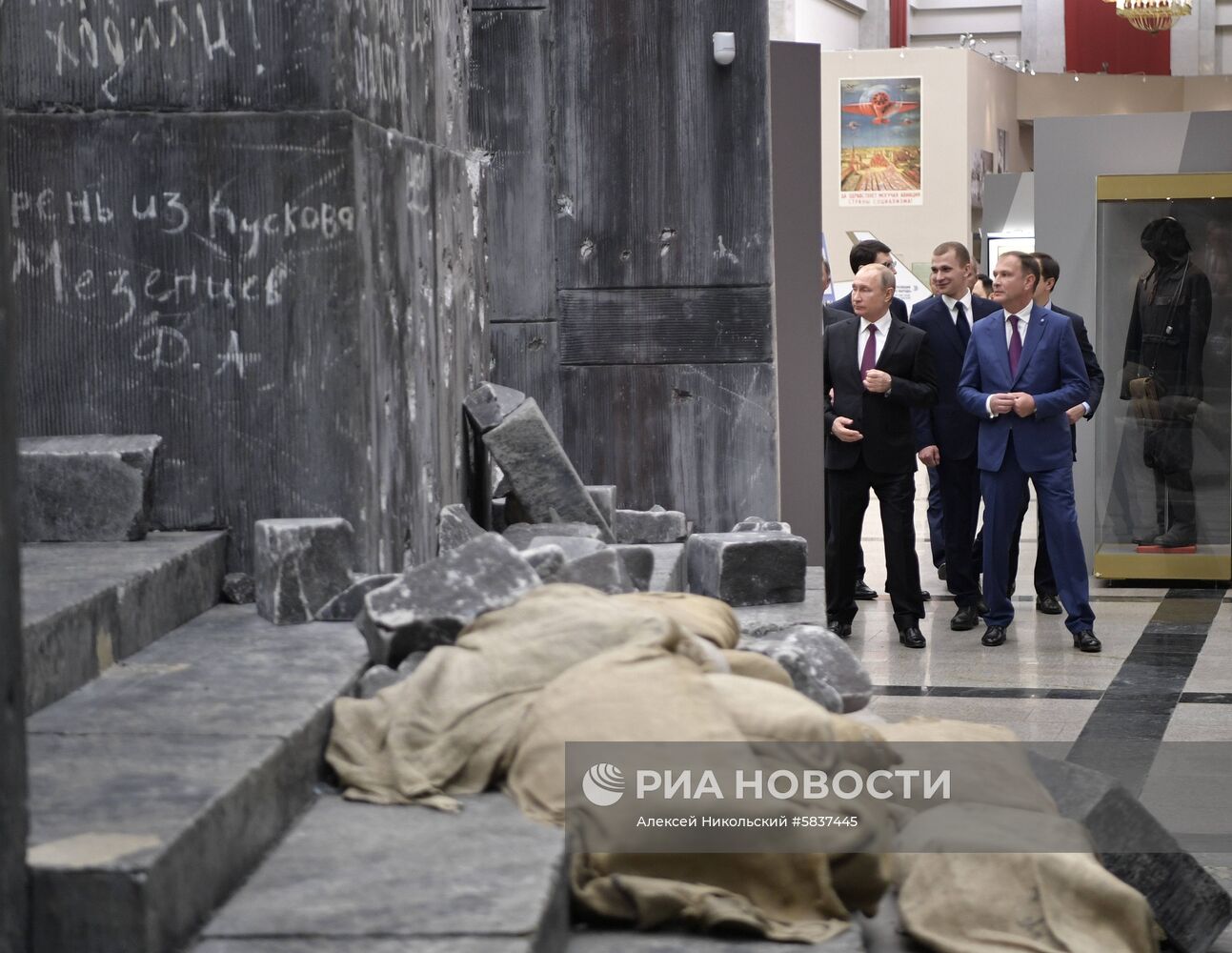 Президент РФ В. Путин принял участие в торжественном открытии всероссийской акции "Вахта памяти"