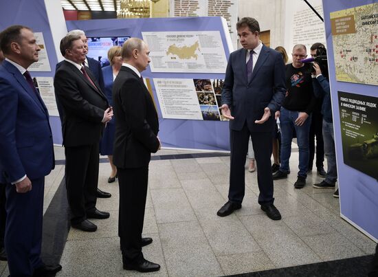 Президент РФ В. Путин принял участие в торжественном открытии всероссийской акции "Вахта памяти"