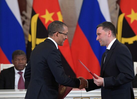 Президент РФ В. Путин встретился с президентом Анголы Ж. Лоуренсу