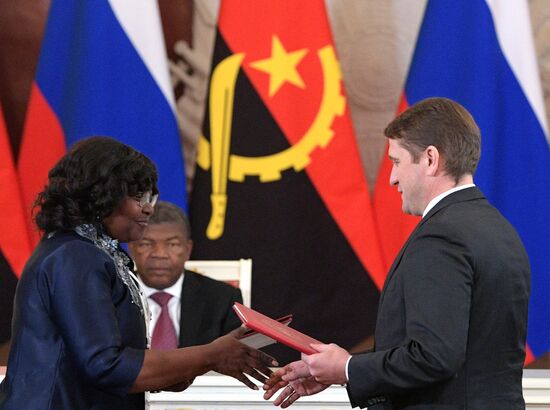 Президент РФ В. Путин встретился с президентом Анголы Ж. Лоуренсу