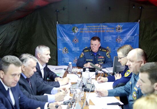 Глава МЧС России Е. Зиничев осмотрел место схода грунта на русло реки Бурея