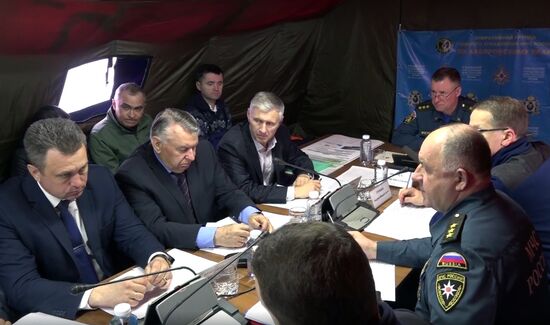 Глава МЧС России Е. Зиничев осмотрел место схода грунта на русло реки Бурея