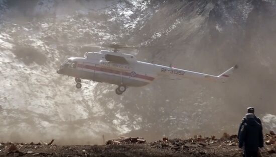 Глава МЧС России Е. Зиничев осмотрел место схода грунта на русло реки Бурея