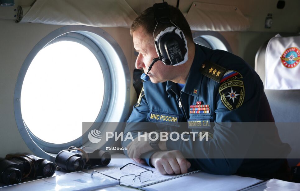 Глава МЧС России Е. Зиничев осмотрел место схода грунта на русло реки Бурея