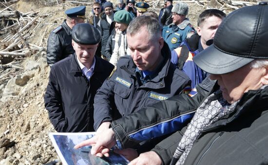 Глава МЧС России Е. Зиничев осмотрел место схода грунта на русло реки Бурея