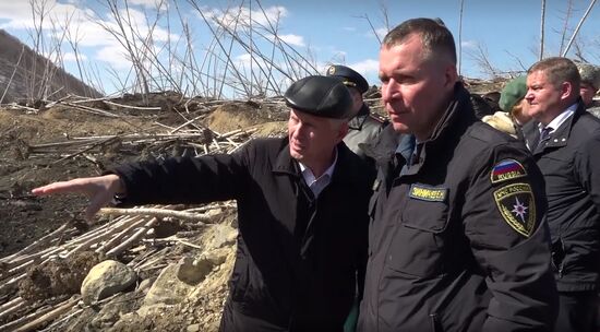 Глава МЧС России Е. Зиничев осмотрел место схода грунта на русло реки Бурея