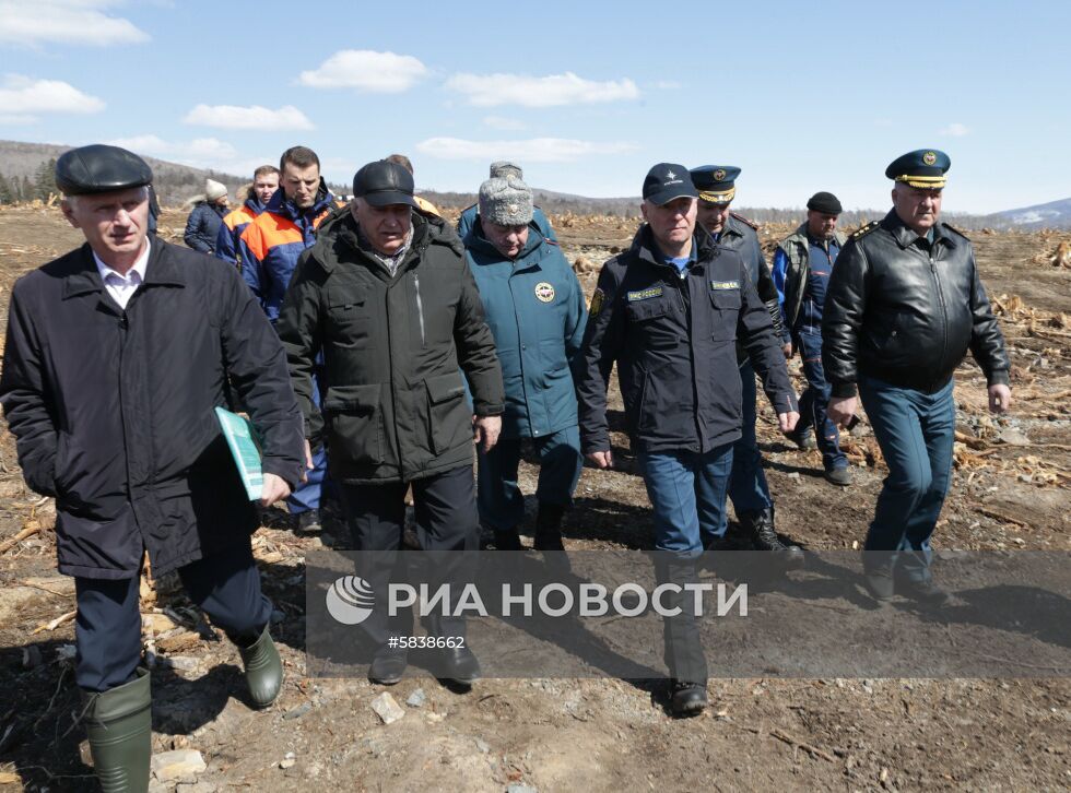 Глава МЧС России Е. Зиничев осмотрел место схода грунта на русло реки Бурея